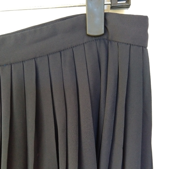 Banana Republic Classic Pleated Lined Navy Skirt. Size 14. EUC - Picture 3 of 5
